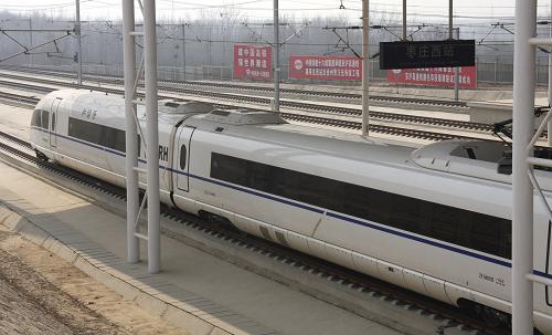 2月20日,新一代高速動車組駛出山東棗莊西站。新華社發(fā)(孫中喆 攝)
