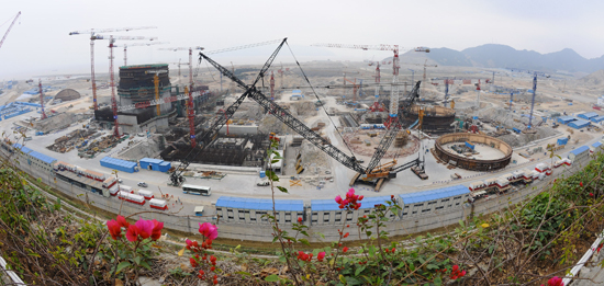 臺山核電站一期工程兩臺機組在建設中(2月12日攝)。臺山核電站位于廣東臺山赤溪鎮(zhèn),由中國廣東核電集團和法國電力公司按70%和300%的比例合資建成,中國廣東核電集團控股,一期工程總投資502億元,其中注冊資本金高達167.4億元人民幣,是中法合資最大的清潔能源企業(yè),也是目前國內(nèi)電力領域投資規(guī)模最大的中外合資企業(yè)。其所采用“歐洲先進壓水堆”EPR三代核電技術,是當前國內(nèi)所采用的最新核電技術,單機組容量達到175萬千瓦,是目前世界上最大的核電機組。新華社記者 周強 攝
