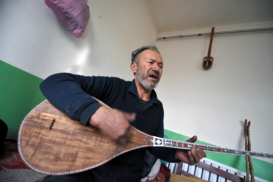 2月23日,吾拉木·吐爾遜用自己制作的樂器演唱《十二木卡姆》。今年58歲的吾拉木·吐爾遜是喀什市多米特巴格鄉(xiāng)塔吾古孜村的一名民族樂器制作藝人。他從十多歲開始就和哥哥學(xué)習(xí)民族樂器制作,經(jīng)過四十多年的學(xué)習(xí)和實(shí)踐,如今吾拉木·吐爾遜已能熟練制作“彈撥爾”、“都它爾”、“熱瓦甫”和“手鼓”等樂器,每年僅從樂器制作上就可以收入三萬多塊錢。隨著中央新疆工作座談會(huì)確定新疆喀什為實(shí)行“特殊政策”的區(qū)域后,前來吾拉木·吐爾遜這里購(gòu)買民族樂器的人也越來越多。新華社記者 趙戈 攝
