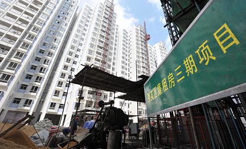 這是建設(shè)中的一處廉租房小區(qū)(2月24日攝)。記者從海南省住房和城鄉(xiāng)建設(shè)廳獲悉,2011年全省要完成新建9.26萬(wàn)套城鎮(zhèn)保障性住房建設(shè)的目標(biāo)任務(wù)。到“十二五”末,基本解決全省城鎮(zhèn)中低收入家庭住房困難。新華社記者 郭程 攝