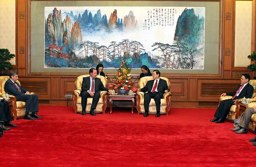 2月24日,中國國務(wù)院副總理張德江在北京釣魚臺國賓館會見來訪的奧地利副總理兼財政部長普勒爾(左二)和外交部長施平德勒格(左一)。新華社記者 丁林 攝