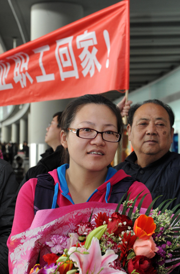 2月25日,在北京首都國(guó)際機(jī)場(chǎng),懷有身孕的尤艷麗在等待丈夫歸來。尤艷麗一早就來到了機(jī)場(chǎng),等了2個(gè)多小時(shí)才見到丈夫,她一直在說,人平安回來就好。當(dāng)日,中國(guó)政府第二架撤離我在利比亞人員民航包機(jī)飛抵北京。新華社記者 金良快 攝