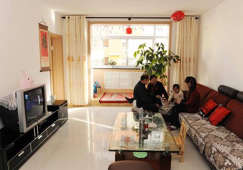 這是2011年2月14日,陜西榆林市民許仲琳一家搬進(jìn)經(jīng)濟(jì)適用房后在新家的客廳里玩耍。新華社記者 陳樹(shù)根 攝