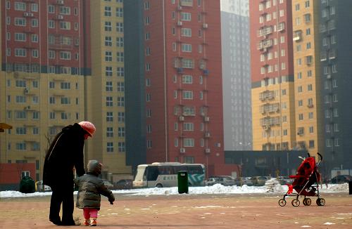 這是2011年2月15日,北京市朝陽(yáng)區(qū)首批入住市民的廉租房小區(qū)——金隅麗景園小區(qū)的居民在小區(qū)內(nèi)散步。新華社記者 趙婉微 攝