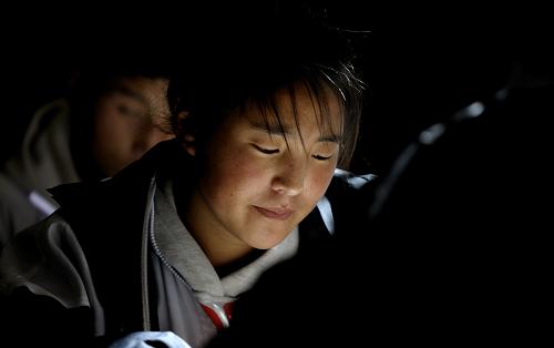 西藏昌都第二高級(jí)中學(xué)的一名學(xué)生在上課(2010年10月19日攝)。西藏今年將農(nóng)牧民子女從幼兒園到高中的教育全納入“三包”免費(fèi)教育范圍,并提高“三包”補(bǔ)助標(biāo)準(zhǔn),為此將投入逾10億元資金。“三包”政策是中央給予西藏的一項(xiàng)特殊優(yōu)惠政策。從1985年開始,西藏在農(nóng)牧區(qū)實(shí)行以寄宿制為主的中小學(xué)校辦學(xué)模式,并對(duì)義務(wù)教育階段的農(nóng)牧民子女實(shí)行包吃、包住、包學(xué)習(xí)費(fèi)用的“三包”政策。“三包”經(jīng)費(fèi)標(biāo)準(zhǔn)經(jīng)歷了多次提高,今年1月1日起,享受“三包”免費(fèi)教育的農(nóng)牧民子女每生每年補(bǔ)助2000元。新華社記者 普布扎西 攝