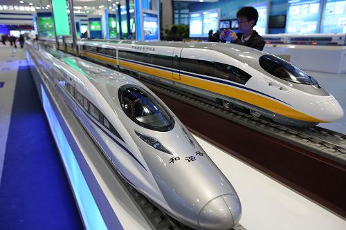 這是展廳內(nèi)展示的高速綜合檢測(cè)列車(chē)和“和諧號(hào)”動(dòng)車(chē)組車(chē)身(2011年3月6日攝)。新華社發(fā)(金立旺 攝)