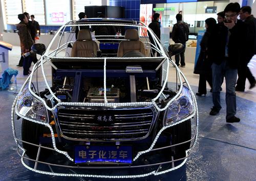 這是在展覽上展示的“電子化汽車(chē)”(2011年3月6日攝)。據(jù)介紹,“國(guó)產(chǎn)汽車(chē)電子化基礎(chǔ)軟件”已經(jīng)被應(yīng)用到發(fā)動(dòng)機(jī)、變速器、車(chē)身等重要部件,并完成整車(chē)試驗(yàn)。新華社發(fā)(金立旺 攝)