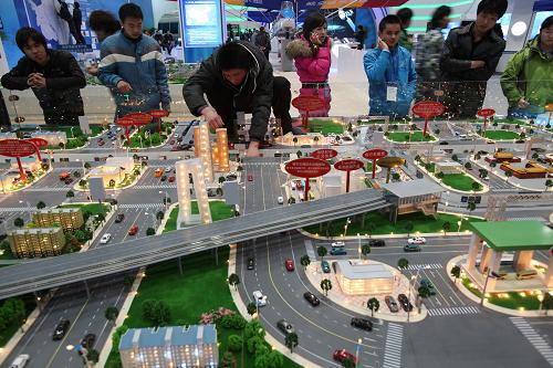 這是展覽展示的特大型城市智能交通體系模型,勾畫(huà)出北京的交通藍(lán)圖(2011年3月6日攝)。新華社發(fā)(金立旺 攝)