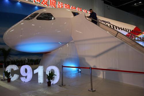 這是在展覽上展示的C919大型客機(jī)(2011年3月6日攝)。該客機(jī)是我國(guó)擁有自主知識(shí)產(chǎn)權(quán)的中短程商用干線飛機(jī),目前已經(jīng)進(jìn)入工程發(fā)展階段,計(jì)劃2014年實(shí)現(xiàn)首飛,2016年完成適航取證并交付運(yùn)營(yíng)。新華社發(fā)(金立旺 攝)