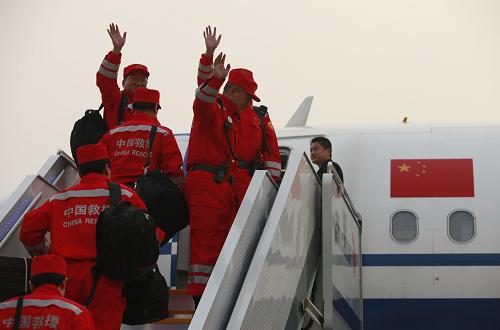 3月13日,救援隊(duì)員登上飛機(jī)。新華社記者 任正來(lái) 攝