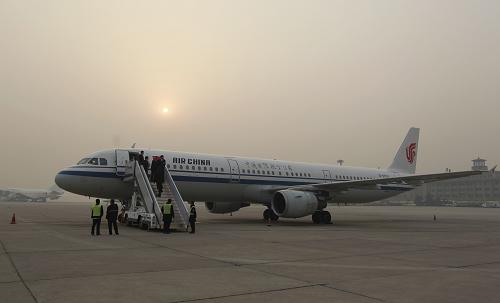 這是搭載中國(guó)國(guó)際救援隊(duì)的國(guó)航空客A321客機(jī)在首都機(jī)場(chǎng)整裝待發(fā)(3月13日攝)。新華社記者 任正來(lái) 攝
