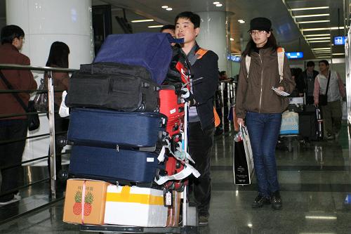 3月12日,乘坐南方航空公司CZ620航班的中國公民從日本名古屋飛抵大連周水子國際機(jī)場。當(dāng)日,大連周水子國際機(jī)場日本航線的航班除東京抵達(dá)大連的航班延誤外,其它架次均正常運(yùn)行。新華社發(fā)(張春雷 攝)