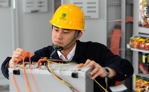 3月14日,國家電網(wǎng)天津?yàn)I海供電分公司員工在調(diào)試110千伏智能變電站設(shè)備。國內(nèi)首個(gè)智能電網(wǎng)綜合示范工程——中新天津生態(tài)城智能電網(wǎng)正在加緊建設(shè),將在今年全面建成投運(yùn)。該智能電網(wǎng)以特高壓骨干網(wǎng)架為支撐,以國際先進(jìn)技術(shù)水平打造一個(gè)新型城市低碳生活的“樣板”。 據(jù)介紹,智能電網(wǎng)將以中新天津生態(tài)城為試點(diǎn),涵蓋從居民生活到公共設(shè)施,再到新型產(chǎn)業(yè)園區(qū),為今后在其他城市的推廣起到綜合示范作用。該工程涉及發(fā)電、輸電、變電、配電、用電、調(diào)度6大環(huán)節(jié)。屆時(shí)生態(tài)城居民將全部享受低碳節(jié)能環(huán)保的綠色生活。 新華社記者劉海峰攝