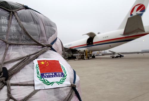 3月14日,救援物資在停機(jī)坪等待裝運。新華社記者凡軍攝