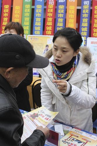 3月15日,在安徽繁昌縣城街頭舉行的“3·15”宣傳咨詢服務(wù)活動現(xiàn)場,一位電信人員(右)接受消費(fèi)者咨詢。“3·15”國際消費(fèi)者權(quán)益日到來之際,安徽省繁昌縣工商、質(zhì)監(jiān)、藥監(jiān)、煙草、電信、消協(xié)等部門工作人員走上街頭,開展消費(fèi)與民生宣傳咨詢服務(wù)活動。新華社發(fā)(楊華 攝)