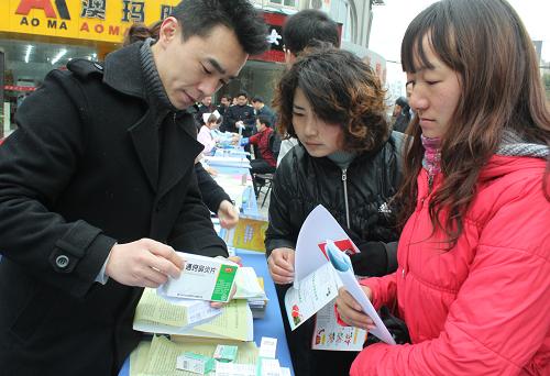 3月15日,在安徽繁昌縣城街頭舉行的“3·15”宣傳咨詢服務(wù)活動現(xiàn)場,一位藥監(jiān)人員(左)向消費(fèi)者講解辨別真假藥品的方法。新華社發(fā)(楊華 攝)