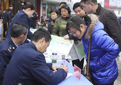 3月15日,在安徽繁昌縣城街頭舉行的“3·15”宣傳咨詢服務(wù)活動現(xiàn)場,消協(xié)人員接受消費(fèi)者投訴。新華社發(fā)(楊華 攝)