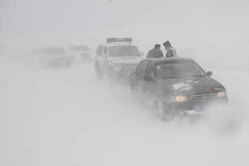3月16日,新疆阿勒泰市交警大隊(duì)干警頂風(fēng)冒雪救援被困車輛。3月16日,國(guó)道217線新疆阿勒泰段再次遭遇強(qiáng)暴風(fēng)雪襲擊,瞬間風(fēng)力達(dá)到八級(jí)以上,致使此路段再次封堵。新華社發(fā)(葉爾江 攝)