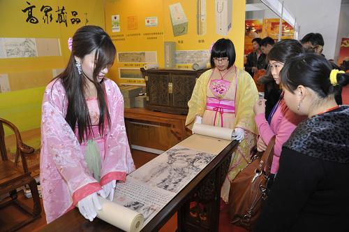 3月16日,工作人員在為觀眾展示《富春山居圖》兩岸合璧版高仿精品。新華社記者 魯鵬 攝