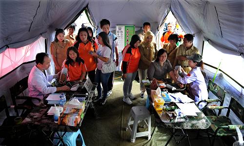 3月16日,在印度尼西亞萬(wàn)鴉老附近的一個(gè)村莊,中國(guó)人民解放軍醫(yī)生在為當(dāng)?shù)鼗颊咴\斷病癥。新華社記者陳曉偉攝