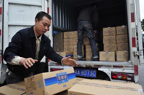 3月17日,在廣州市鹽業(yè)公司,商家正在搬運(yùn)食鹽。新華社記者 吳魯 攝