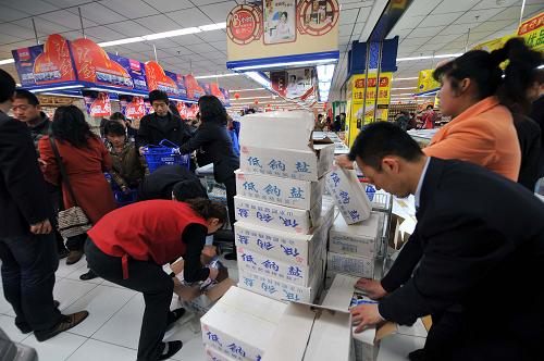 3月17日,在濟(jì)南銀座超市玉函路店,工作人員在協(xié)助顧客購(gòu)買食鹽。