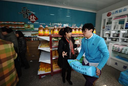 3月17日,山西省鹽業(yè)公司太原分公司的員工在搬運(yùn)食鹽,供市民購(gòu)買。新華社記者 燕雁 攝