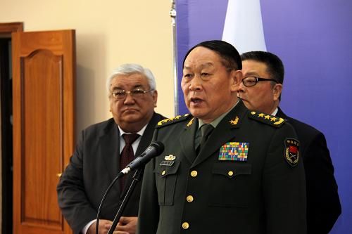 3月17日,在哈薩克斯坦首都阿斯塔納,中國國務(wù)委員兼國防部長梁光烈(前)出席上海合作組織成員國國防部長會議后會見記者。當(dāng)天,中國國務(wù)委員兼國防部長梁光烈出席上海合作組織成員國國防部長會議并作大會發(fā)言。新華社記者趙宇攝