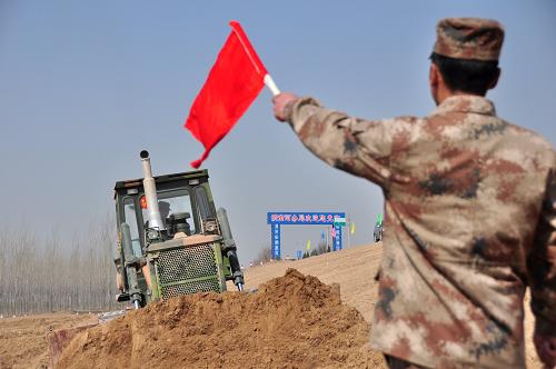 3月17日,蘭州軍區(qū)駐陜某工兵團(tuán)援建渭河大荔段綜合整治工程已經(jīng)開始施工。新華社記者 李一博 攝