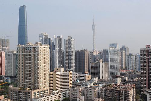 圖為廣州市廣州大道中一帶的住宅區(qū)。(3月16日攝)當日,根據(jù)國家統(tǒng)計局發(fā)布的信息,與上月相比,70個大中城市中,太原、長春、青島、岳陽等8個城市新建商品住房環(huán)比價格下降,6個城市環(huán)比持平。與1月份相比,2月份新建商品住房環(huán)比價格下降的城市個數(shù)增加了5個,價格上漲的城市個數(shù)減少了4個。2月份環(huán)比漲幅超過1.0%的城市有7個,比1月份減少了12個;環(huán)比價格漲幅比1月份縮小的城市有44個。2月份環(huán)比價格下降、漲幅縮小的城市個數(shù)明顯增多。新華社記者 盧漢欣 攝