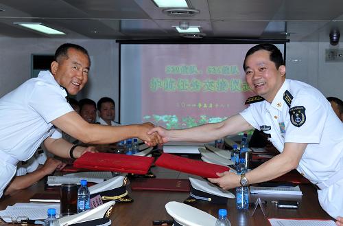 3月18日,中國海軍第七批護(hù)航編隊(duì)指揮員張華臣(左)與第八批護(hù)航編隊(duì)指揮員韓小虎交接護(hù)航任務(wù)書。當(dāng)日下午,完成首次聯(lián)合護(hù)航的中國海軍第七、第八批護(hù)航編隊(duì)在“千島湖”艦舉行了任務(wù)交接儀式,第八批護(hù)航編隊(duì)正式接替第七批護(hù)航編隊(duì)擔(dān)負(fù)亞丁灣、索馬里海域護(hù)航任務(wù),“千島湖”綜合補(bǔ)給艦轉(zhuǎn)入第八批護(hù)航編隊(duì)繼續(xù)執(zhí)行任務(wù)。 新華社記者 范軍威 攝