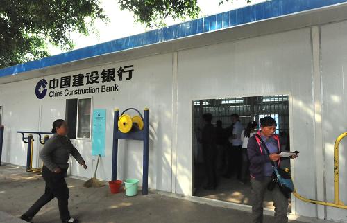 這是3月21日拍攝的中國建設(shè)銀行設(shè)在災(zāi)區(qū)的板房臨時(shí)銀行。在云南盈江地震中受損的農(nóng)行、建行、工行等金融機(jī)構(gòu),經(jīng)避險(xiǎn)搬遷、客戶信息恢復(fù)等應(yīng)急處置措施,已全面恢復(fù)正常營業(yè)。新華社記者 陳海寧 攝
