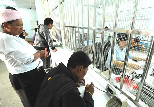 3月21日,客戶在建行板房銀行柜臺辦理業(yè)務(wù)。新華社記者 陳海寧 攝