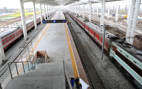 3月21日,兩列列車經(jīng)過修建一新的四川德陽火車站。四川德陽火車站新站房是汶川地震災后重建項目,于2009年11月開工建設,2011年3月22日建成投運。該車站投運標志著寶成鐵路災后重建項目--廣元、江油、綿陽和德陽四個站房工程全部完工。據(jù)了解,新建的德陽火車站投資2.43億元,是寶成鐵路和正在建設的成綿樂城際鐵路客運專線同址設置建設的車站,是集城際車站和普速車站于一體的大型現(xiàn)代化火車客運站。新華社記者 陳凱 攝