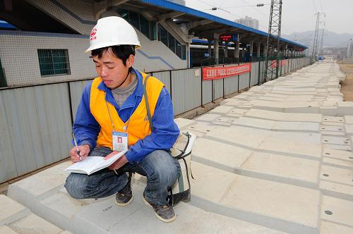 3月23日,一名建筑工人在貴陽(yáng)客站改擴(kuò)建工程現(xiàn)場(chǎng)記錄水泥枕標(biāo)號(hào)。新華社記者 劉續(xù) 攝