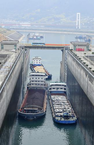 3月23日,船舶通過(guò)三峽五級(jí)船閘上行。新華社發(fā)(鄭家裕 攝)