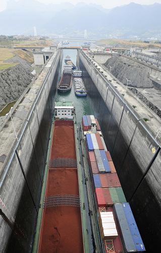 3月23日,船舶通過(guò)三峽五級(jí)船閘北五閘室上行。新華社發(fā)(鄭家裕 攝)