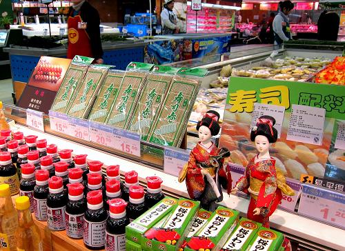 這是上海市共和新路附近一家大型超市的進(jìn)口食品專柜(3月24日攝)。新華社記者 陳飛 攝