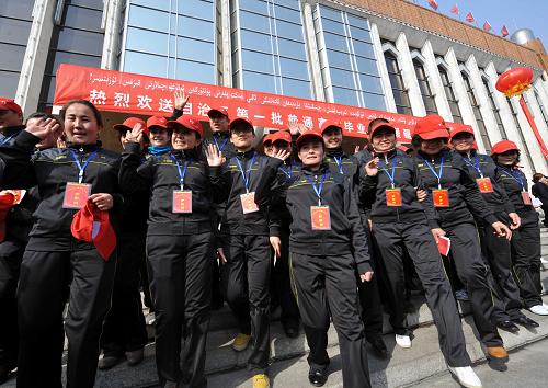 3月24日,即將奔赴內(nèi)地接受培訓(xùn)的少數(shù)民族大學(xué)生走出新疆會(huì)堂。當(dāng)日,新疆普通高校畢業(yè)生赴援疆省市首批2600多名學(xué)員啟程,奔赴內(nèi)地接受為期兩年的培訓(xùn)。據(jù)了解,今明兩年,在充分利用援疆省市資源和條件的基礎(chǔ)上,按照自愿原則,采取擇優(yōu)選拔、定向培養(yǎng)的方式,新疆將選派全疆各地2.2萬(wàn)名未就業(yè)大學(xué)生赴對(duì)口援疆省市培養(yǎng)鍛煉。培養(yǎng)結(jié)束后,經(jīng)考核合格,這些大學(xué)生將面向全疆鄉(xiāng)鎮(zhèn)(街道)事業(yè)單位和國(guó)有大中型企業(yè)就業(yè)。自愿留在援疆省市自主擇業(yè)的,自治區(qū)和援疆省市給予支持和鼓勵(lì)。新疆和對(duì)口援疆省市將分別投入4億和4.5億元,支持這一項(xiàng)目。根據(jù)自治區(qū)人事部門實(shí)名制調(diào)查統(tǒng)計(jì),目前新疆約有未就業(yè)高校畢業(yè)生6萬(wàn)名,同時(shí)每年新增高校畢業(yè)生7萬(wàn)名。選拔未就業(yè)高校畢業(yè)生赴內(nèi)地培養(yǎng)主要是為了緩解新疆沉淀多年的高校畢業(yè)生就業(yè)難問(wèn)題。新華社記者 趙戈 攝