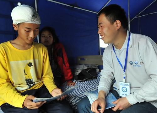 3月25日,中科院的心理學(xué)專家吳坎坎(右)在為傷病員做心理疏導(dǎo)。云南盈江“3·10”地震已經(jīng)過去半個(gè)月,由中國科學(xué)院心理健康服務(wù)中心等單位的心理專家志愿者們組成的災(zāi)后心理援助工作隊(duì),依然堅(jiān)持在盈江地震災(zāi)區(qū)為受災(zāi)群眾進(jìn)行心理疏導(dǎo)援助服務(wù)。迄今,他們已為震區(qū)數(shù)百名傷病員提供了專業(yè)的心理輔導(dǎo)援助,并開辦了5期心理咨詢培訓(xùn)班,深受災(zāi)區(qū)群眾歡迎。新華社記者 陳海寧攝