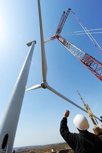 3月25日,施工人員在安徽省來安縣楊郢風力發(fā)電場吊裝風電機組。新華社發(fā)(宋衛(wèi)星 攝)