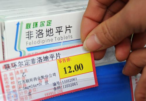 3月27日,合肥市一家藥店的工作人員在更換新的藥品價(jià)格標(biāo)簽。新華社記者 劉軍喜 攝