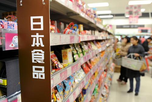 3月27日,顧客在青島佳世客超市日本食品專柜選購(gòu)。近日,青島檢驗(yàn)檢疫機(jī)構(gòu)加強(qiáng)了市面上日本進(jìn)口食品源頭追蹤和日期審核,確保了仍在銷售的日本食品、農(nóng)產(chǎn)品均為3月11日之前的庫(kù)存商品。3月25日,國(guó)家質(zhì)檢總局發(fā)布公告,禁止進(jìn)口日本福島縣、櫪木縣、群馬縣、茨城縣、千葉縣的乳品、蔬菜及其制品、水果、水生動(dòng)物及水產(chǎn)品。新華社記者 李紫恒 攝