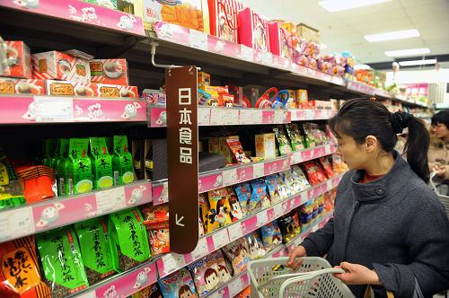 3月27日,一名顧客在青島佳世客超市日本食品專柜選購(gòu)。新華社記者 李紫恒 攝