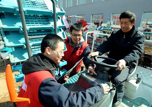 3月27日,參觀者在2011沈陽農(nóng)業(yè)機械博覽會上選購插秧機。當日,2011沈陽農(nóng)業(yè)機械博覽會在沈陽東北農(nóng)機大市場舉行,近200家參展企業(yè)展出了30大類、120個品種的農(nóng)機產(chǎn)品。本次博覽會為農(nóng)民開通農(nóng)機咨詢熱線電話,現(xiàn)場提供農(nóng)機補貼辦理等相關(guān)信息,開設(shè)農(nóng)機電子商務交易平臺,農(nóng)民們可以在網(wǎng)上享受農(nóng)機咨詢、訂購、商家送貨上門等系列服務。新華社發(fā)(張文魁 攝)