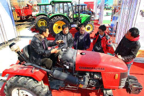 3月27日,參觀者在2011年沈陽農(nóng)業(yè)機械博覽會上選購農(nóng)機設(shè)備。新華社發(fā)(張文魁 攝)
