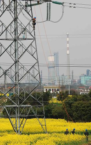 3月27日,江西九江供電公司的工人們?cè)诰沤?20千伏潯港輸電線路的鐵塔上帶電安裝“TH型組合避雷針”。近日,江西供電部門在江西九江的高壓輸電線路上全面推廣應(yīng)用“TH型組合避雷針”新設(shè)備。該設(shè)備是一種簡單有效的防止繞擊雷的裝置。據(jù)悉,今年,江西九江高壓輸電線上將安裝432副“TH型組合避雷針”。新華社發(fā)(胡國林 攝)