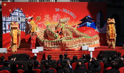3月27日,演員在天津·澳門周活動上表演舞龍舞獅。澳門特別行政區(qū)政府與天津市政府于3月26日至28日在天津合作舉辦2011天津·澳門周主題活動。在天津·澳門周期間,將舉辦專項展覽、津澳經(jīng)貿(mào)旅游合作推介會、津澳專項合作簽約儀式、專場文藝表演、參觀考察等活動。同時,澳門經(jīng)貿(mào)、旅游及文化推介系列展覽將在天津和平路商業(yè)街展出,展覽包括澳門特別行政區(qū)10周年成就展、澳門名品展區(qū)、澳門創(chuàng)意館、澳門旅游推介等。新華社發(fā)(何成 攝)
