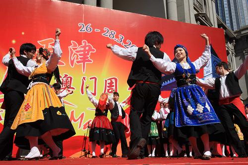 3月27日,演員在天津·澳門周活動上表演具有葡萄牙特色的舞蹈。新華社發(fā)(何成 攝)