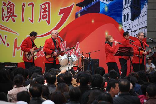 3月27日,演員在天津·澳門周活動上演唱歌曲。新華社發(fā)(何成 攝)